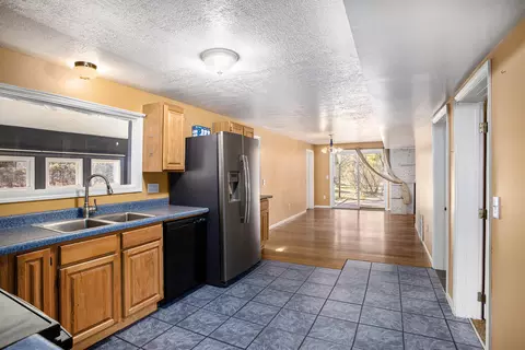 2015 Forest Rd, Lansing, MI 48910 photo 5