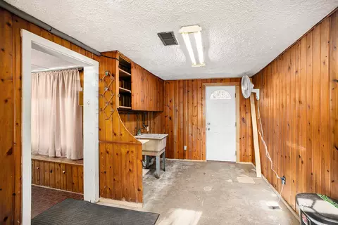 2015 Forest Rd, Lansing, MI 48910 photo 22