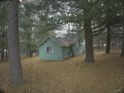 129 Columbus Ave, Houghton Lake, MI 48629