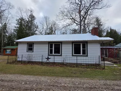 887 Gobles Dr, Bois Blanc, MI 49775