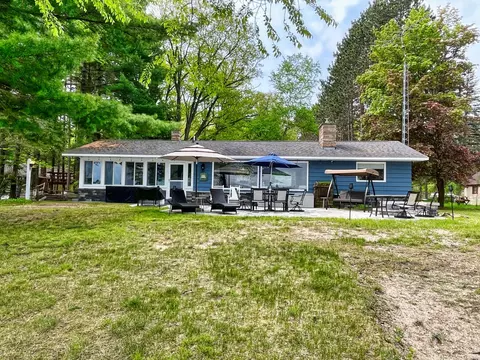 102 Ethel Dr, Roscommon, MI 48653