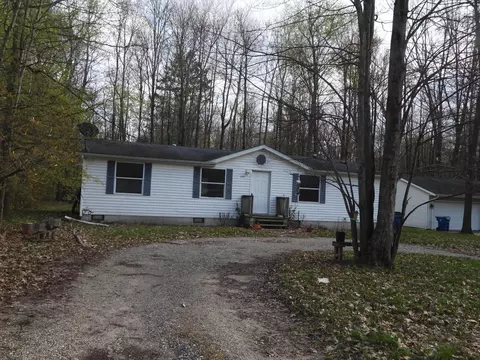 224 Radcliff Dr, Houghton Lake, MI 48629