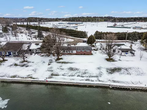 190 Riverside Dr, Cheboygan, MI 49721