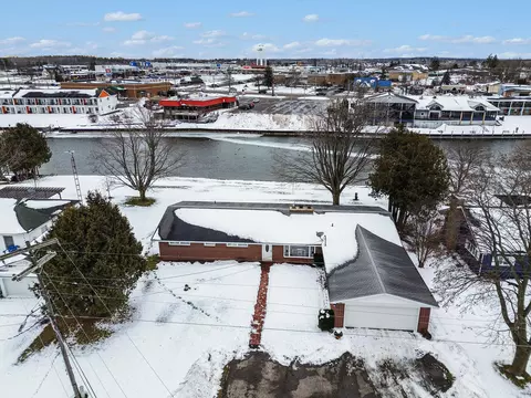 190 Riverside Dr, Cheboygan, MI 49721
