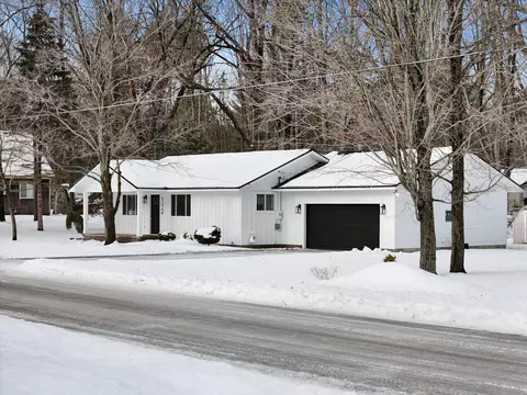 112 Mckee St, Houghton Lake, MI 48629