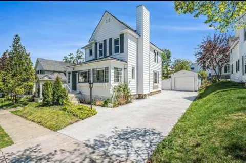 617 Harvey St, Petoskey, MI 49770