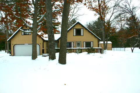 2575 S Crest Dr, Roscommon, MI 48653