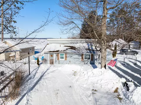 1012 Lynn Dr, Indian River, MI 49749