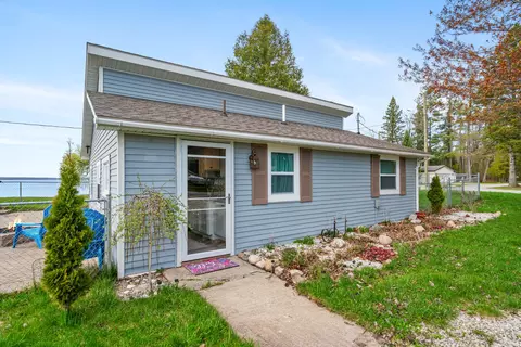 1012 Lynn Dr, Indian River, MI 49749