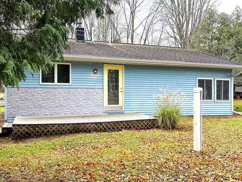 Exterior - 5423 N Cedar River Rd, Gladwin, MI 48624 photo 2 of 5