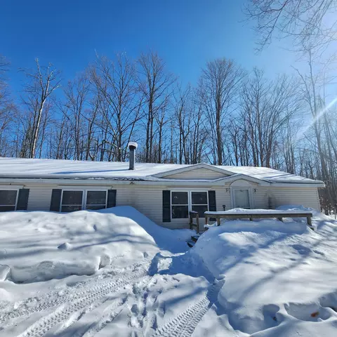 9852 Greenway Dr, Frederic, MI 49733