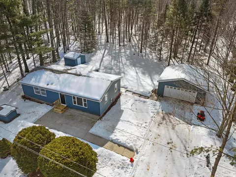 6803 Danes Dr, Houghton Lake, MI 48629