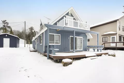 939 Stratford Ln, Indian River, MI 49749