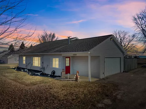 10222 W Shore Dr, Houghton Lake, MI 48629