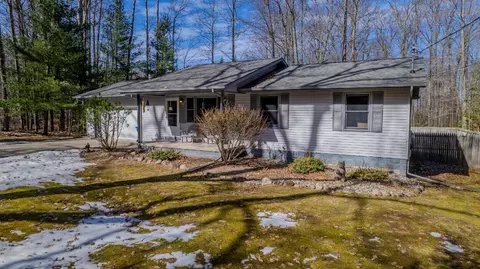 300 Crestview Rd, Houghton Lake, MI 48629