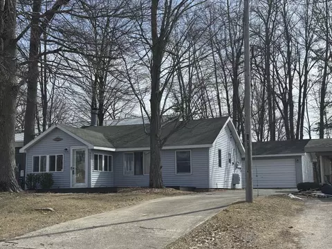 805 Houghton View Dr, Houghton Lake, MI 48629