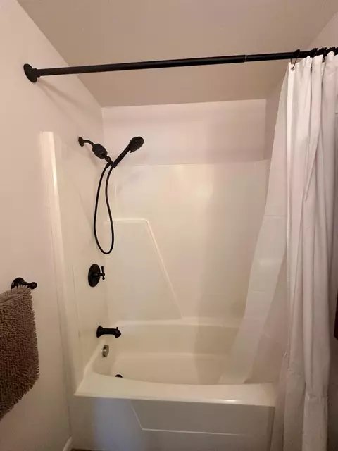 Bath - 2533 Santee Dr, Roscommon, MI 48653 photo 3 of 3