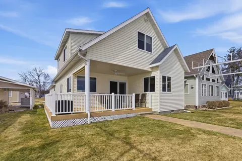 213 Bayshore Dr, Houghton Lake, MI 48629