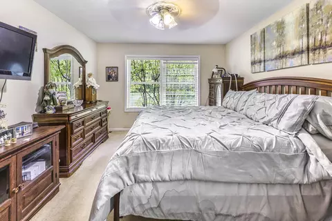 Bedroom - 3396 Lansing Rd, Roscommon, MI 48653 photo 2 of 3