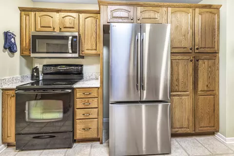 Kitchen - 3396 Lansing Rd, Roscommon, MI 48653 photo 4 of 5