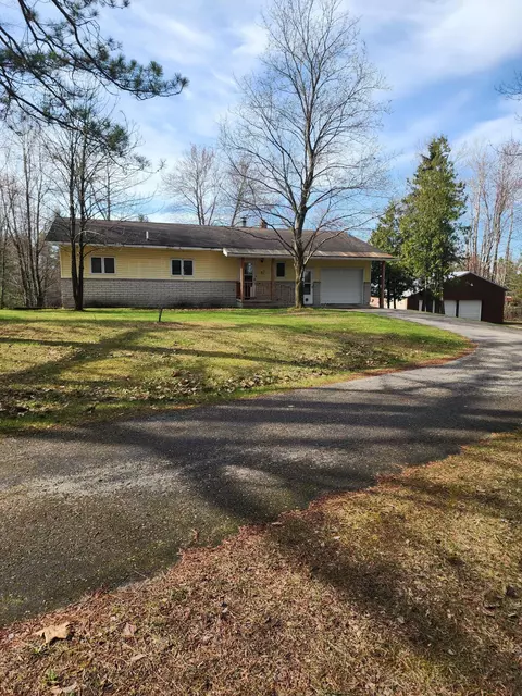 1090 Oakridge Dr, Alpena, MI 49707