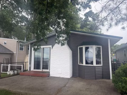 1504 Houghton View Dr, Houghton Lake, MI 48629