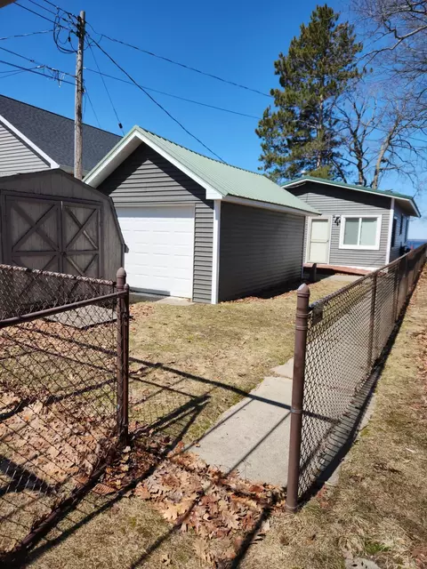 1504 Houghton View Dr, Houghton Lake, MI 48629