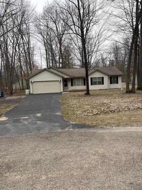 142 Winding Dr, Houghton Lake, MI 48629