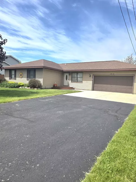102 Dockside Dr, Houghton Lake, MI 48629