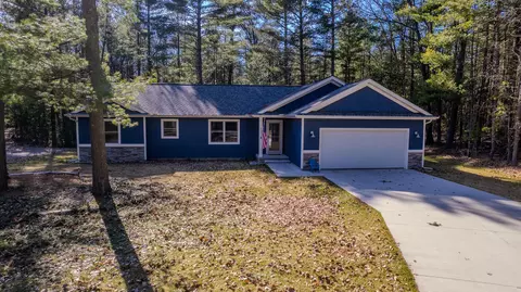 302 White Fawn Ct, Prudenville, MI 48651