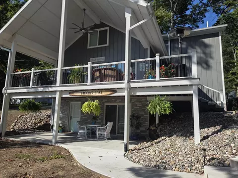 1691 W Higgins Lake Dr, Roscommon, MI 48653