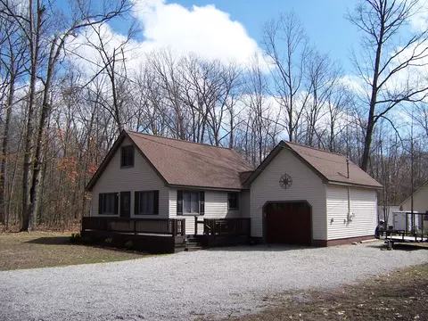 134 Bourbon St, Roscommon, MI 48653