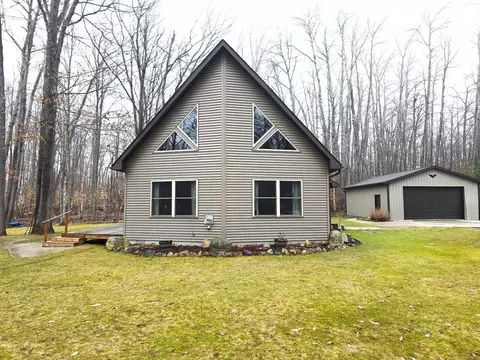 2165 Red Oak Trl, Indian River, MI 49749