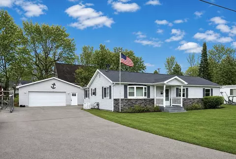 109 Flora Ave, Houghton Lake, MI 48629