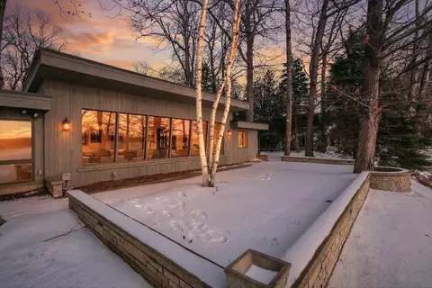 658 W Shoreview Ln, Indian River, MI 49749