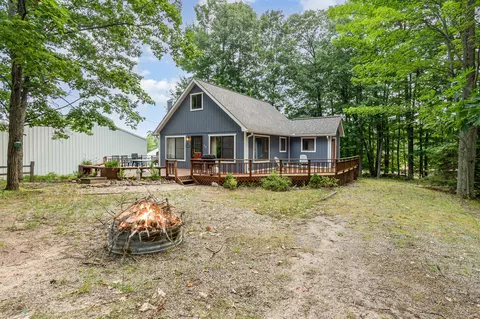 Exterior - 410 Peach Rd, Roscommon, MI 48653 photo 2 of 4
