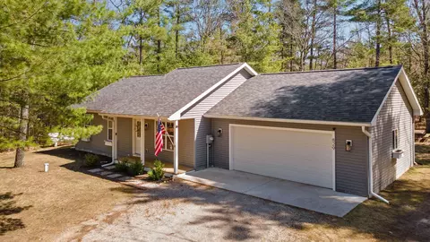 829 Wintree Dr, Indian River, MI 49749