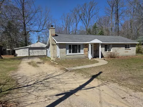 131 Burrill Dr, Prudenville, MI 48651