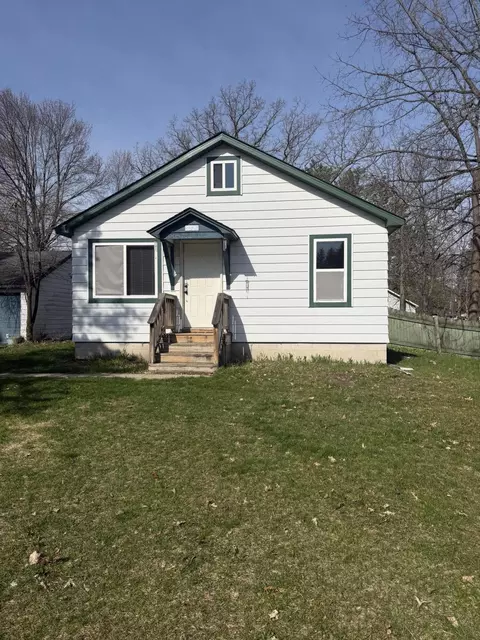 106 Columbus Ave, Houghton Lake, MI 48629