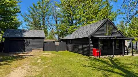 204 Beech St, Houghton Lake, MI 48629