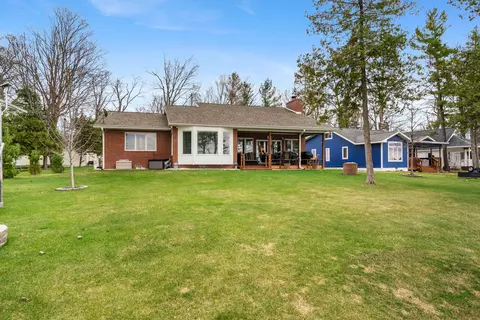 516 W Shoreview Ln, Indian River, MI 49749