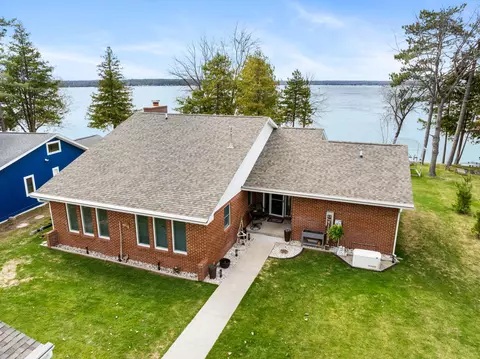 516 W Shoreview Ln, Indian River, MI 49749