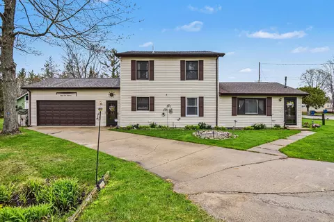 8900 Old Mead Rd, Houghton Lake, MI 48629