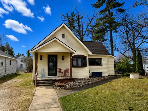 208 E Jamet St, Mackinaw City, MI 49701