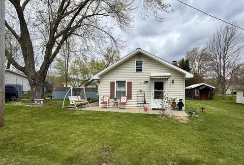 111 Ismond Rd, Houghton Lake, MI 48629