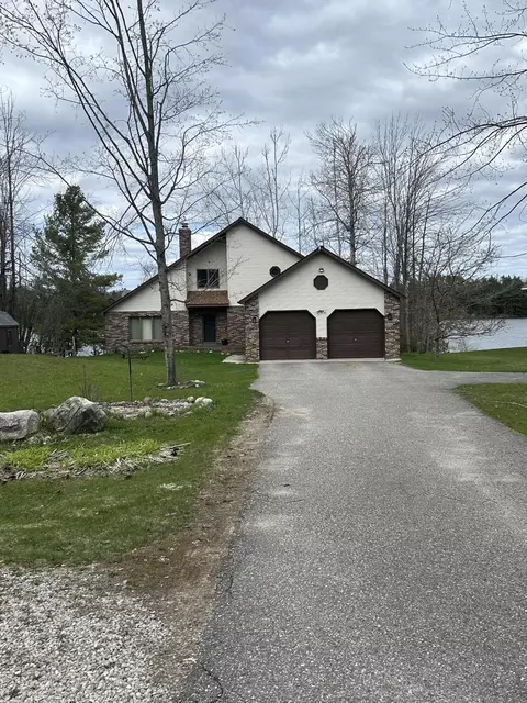 5180 Hiawatha Dr, Cheboygan, MI 49721