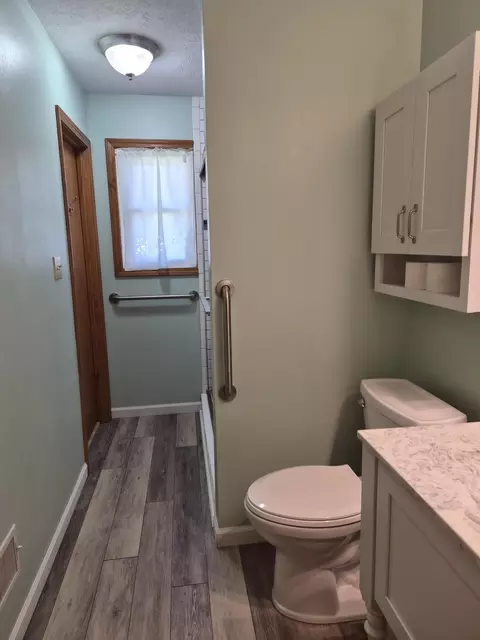 Bath - 1799 S Stephan Bridge Rd, Grayling, MI 49738 photo 5 of 10