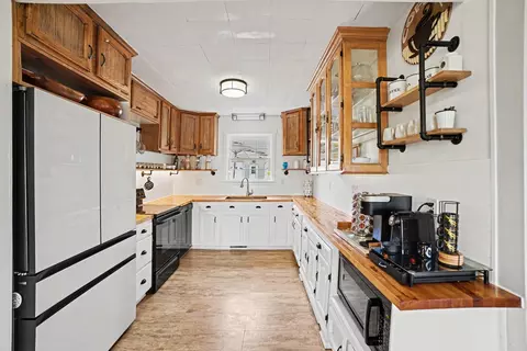 Kitchen - 6987 E Beaverton Rd, Clare, MI 48617 photo 2 of 2