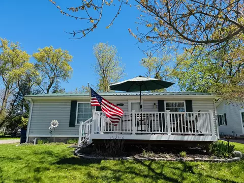 119 Flora Ave, Houghton Lake, MI 48629