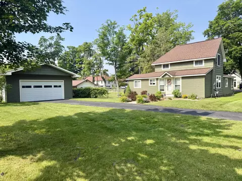 3401 Poplar St, Indian River, MI 49749